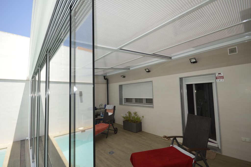 cortina-de-cristal-y-techo-movil-para-patio-terraza-almeria-distecalum