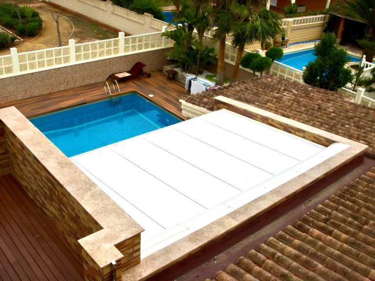 persiana de techo para exterior en piscina en almeria